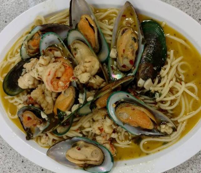Mussels and Shrimp in White Sauce
